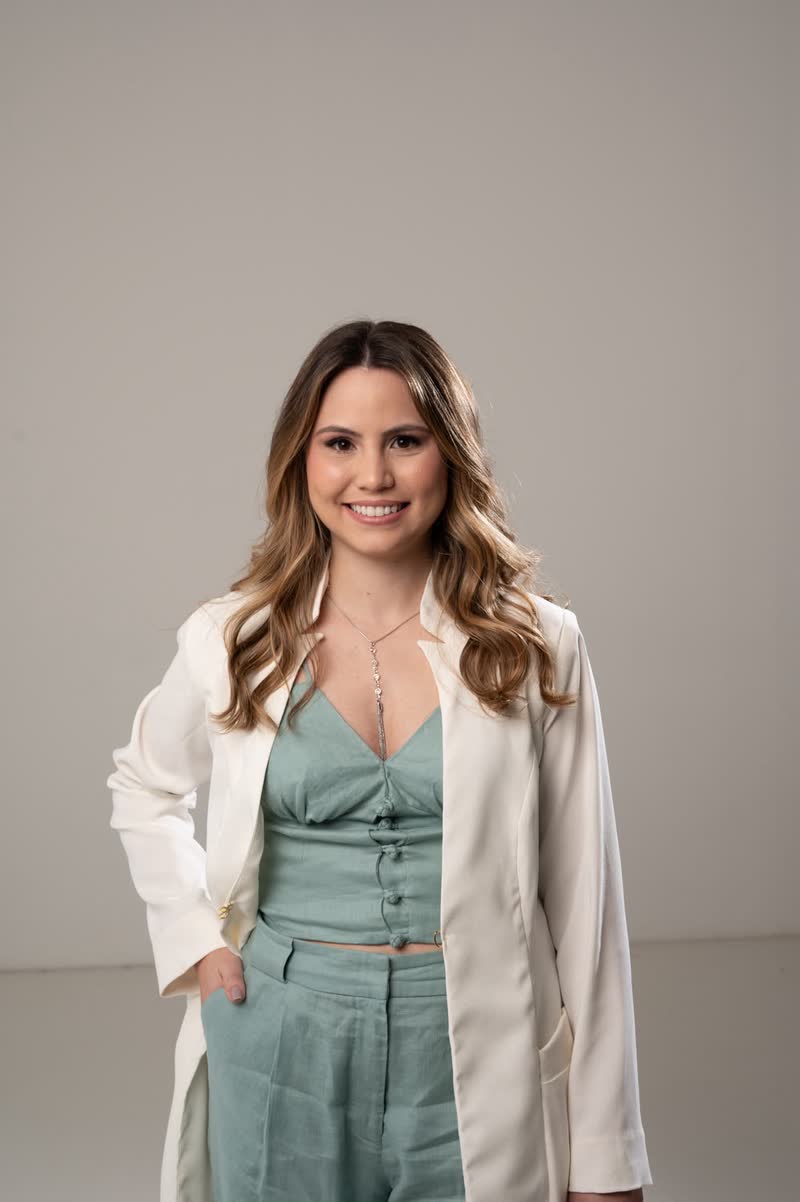 Dra. Ana Paula Damião em consultório